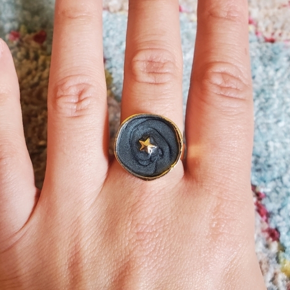 NWOT Gold Dark Grey Star Ring - Picture 3 of 13